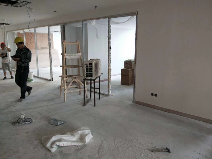 办公室玻璃隔断装修工地现场